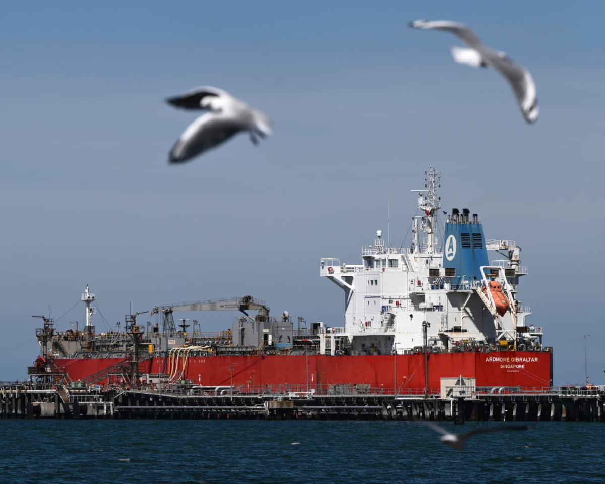 ناقلة نفط في مصفاة جيلونغ بأستراليا 