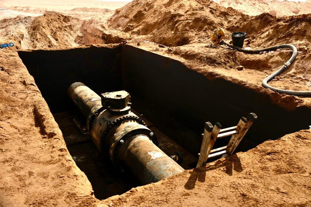 من أعمال صيانة خط تصدير النفط - الصورة من المؤسسة الوطنية