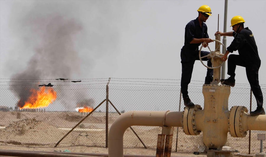 عمال داخل حقل نفط كويتي