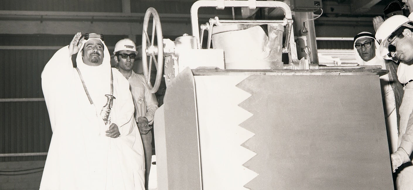 لحظة سكب أول سبيكة ألومنيوم في مايو/أيار 1971