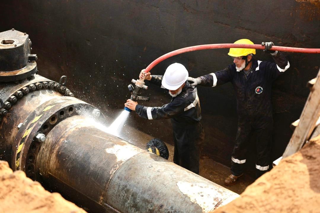 من أعمال صيانة خط تصدير النفط - الصورة من المؤسسة الوطنية