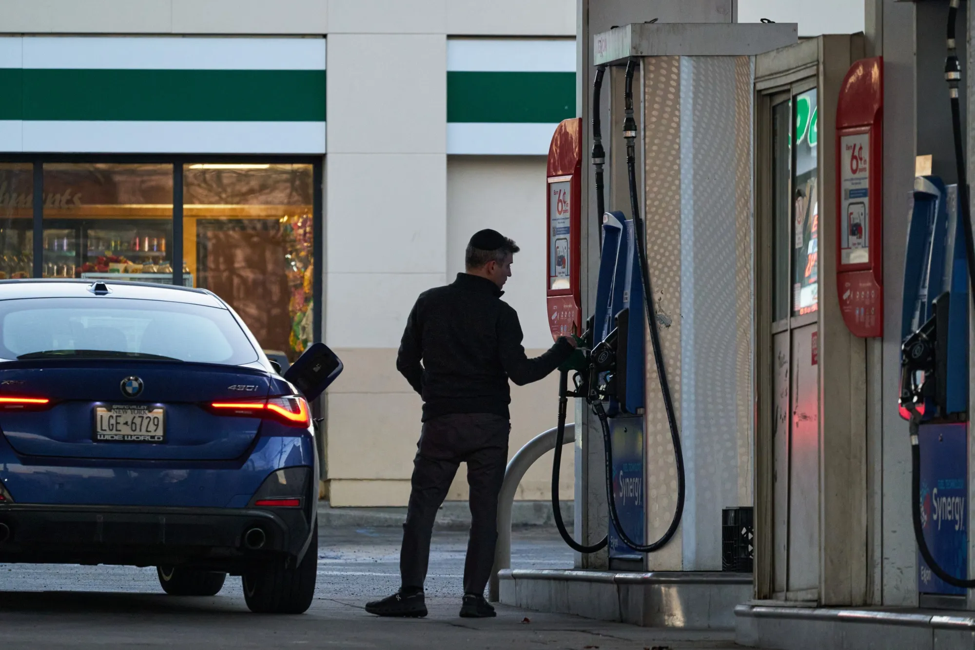 شخص في محطة وقود في أميركا