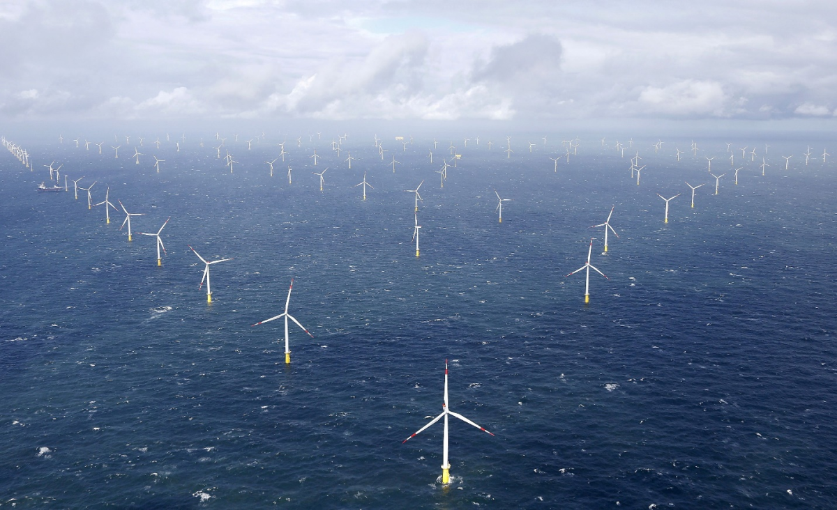 مزرعة رياح بحرية بالقرب من جزيرة أمروم في ألمانيا 