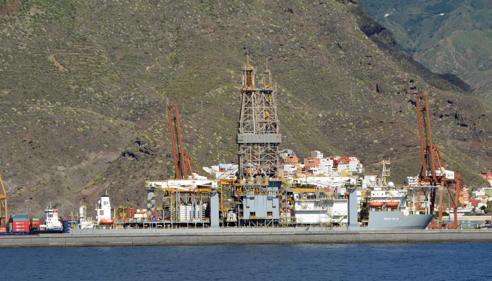 سفينة حفر عملاقة