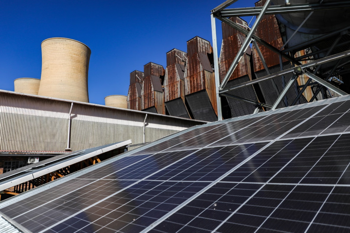 الألواح الشمسية على أسطح محطة كوماتي الكهربائية بجنوب أفريقيا