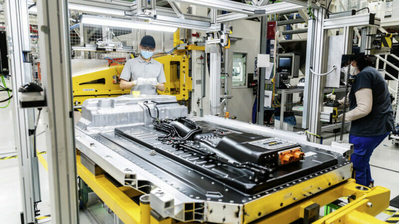 أحد مصانع البطاريات في مدينة كامينز بألمانيا