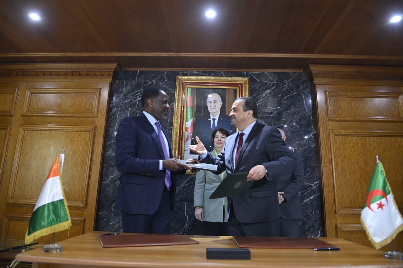 جانب من توقيع الاتفاقية بين البلدين