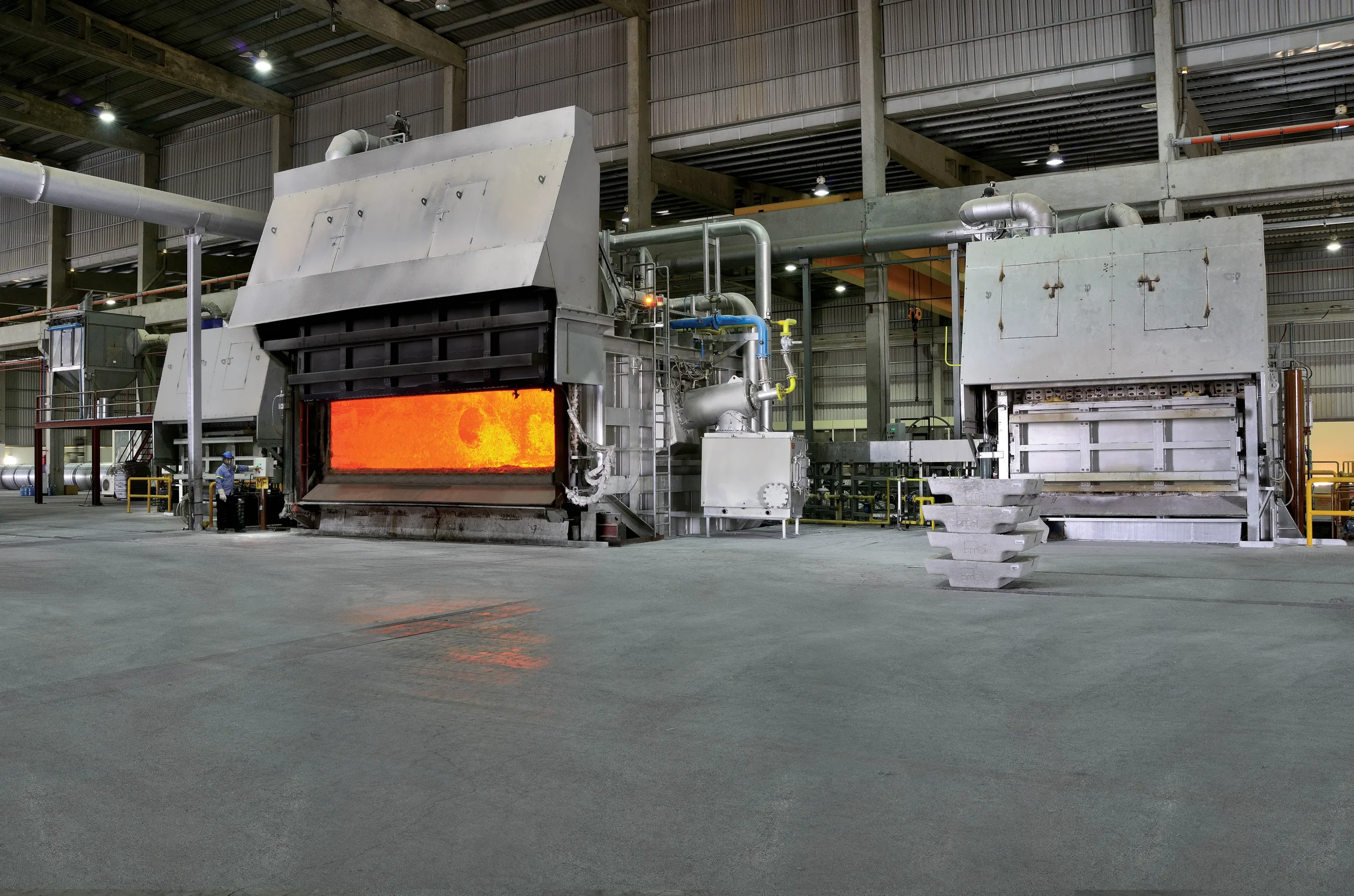 جانب من معدات مصانع الألومنيوم في الإمارات