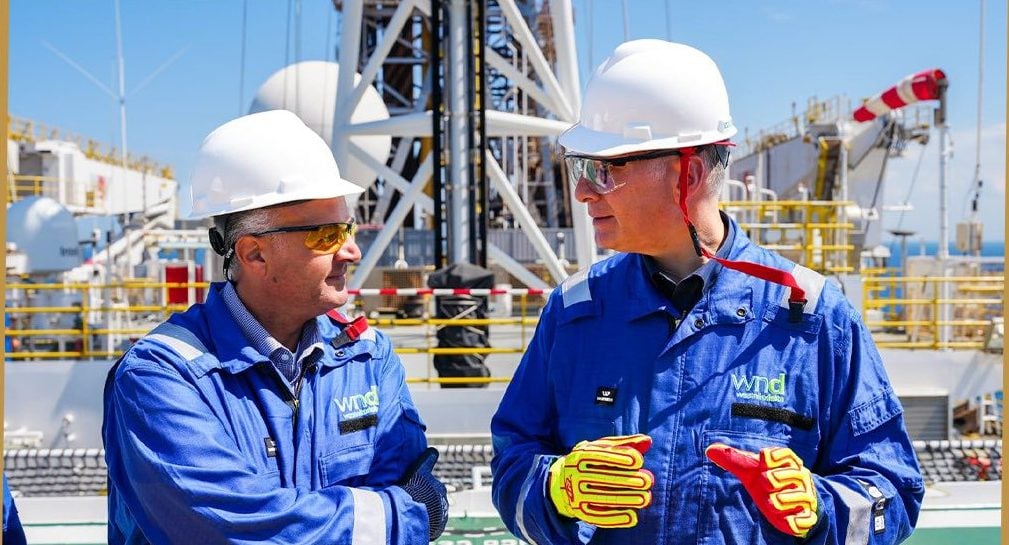 جانب من زيارة وزير البترول لسفينة الحفر فالاريس دي إس 12