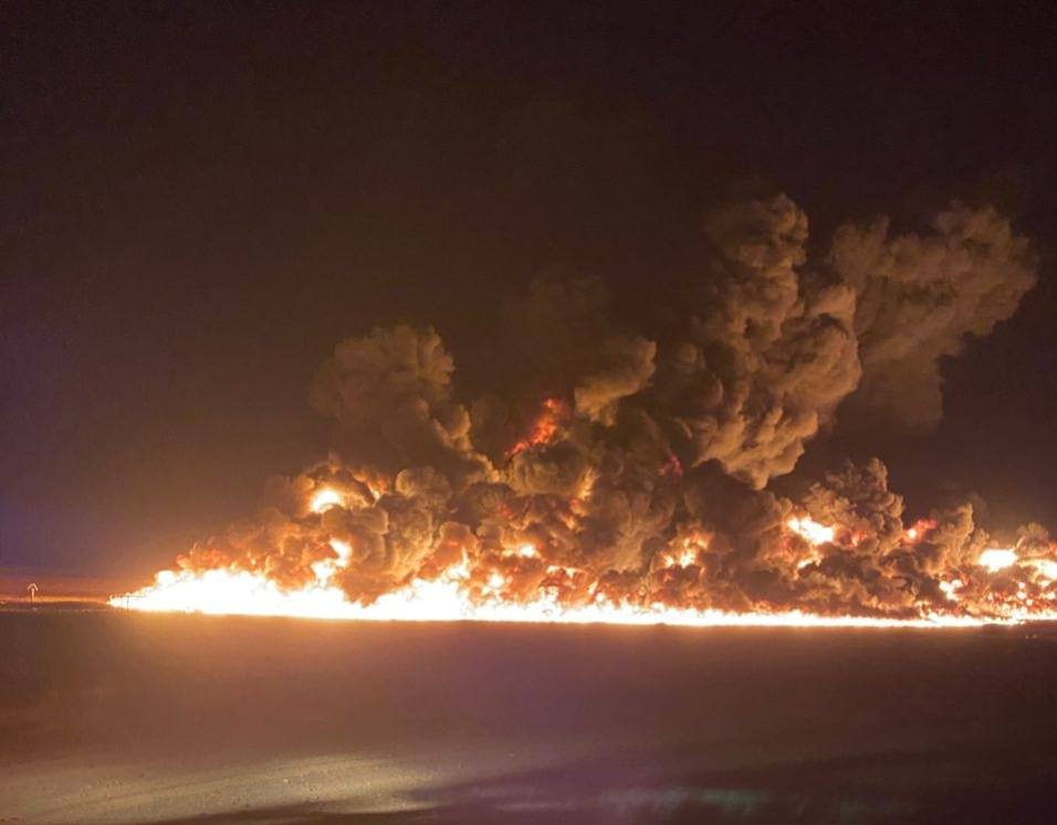 جانب من محاولات إخماد حريق حقل الشرارة