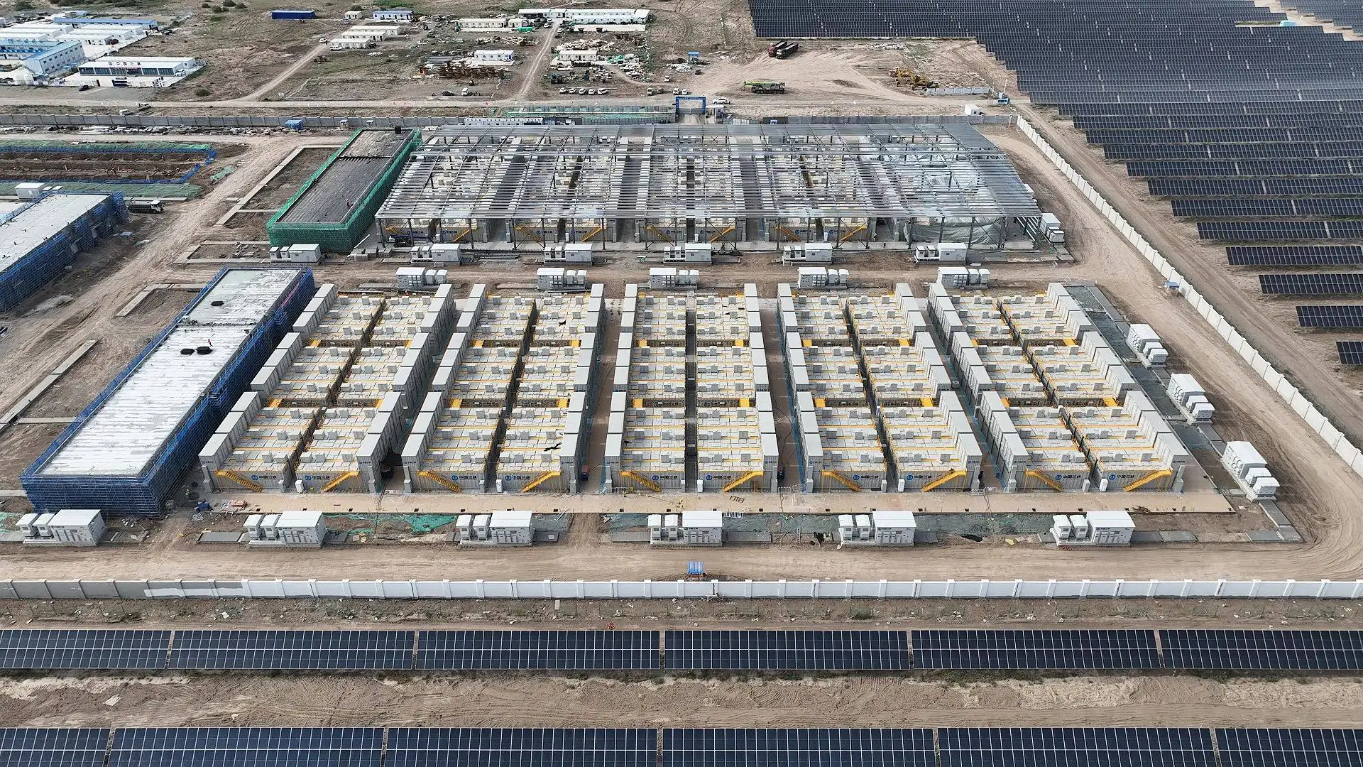 بطارية تخزين كهرباء بجوار محطة شمسية