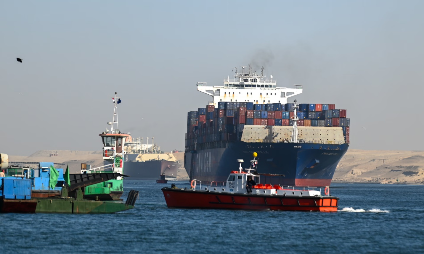 سفن تعبر قناة السويس باتجاه البحر الأحمر