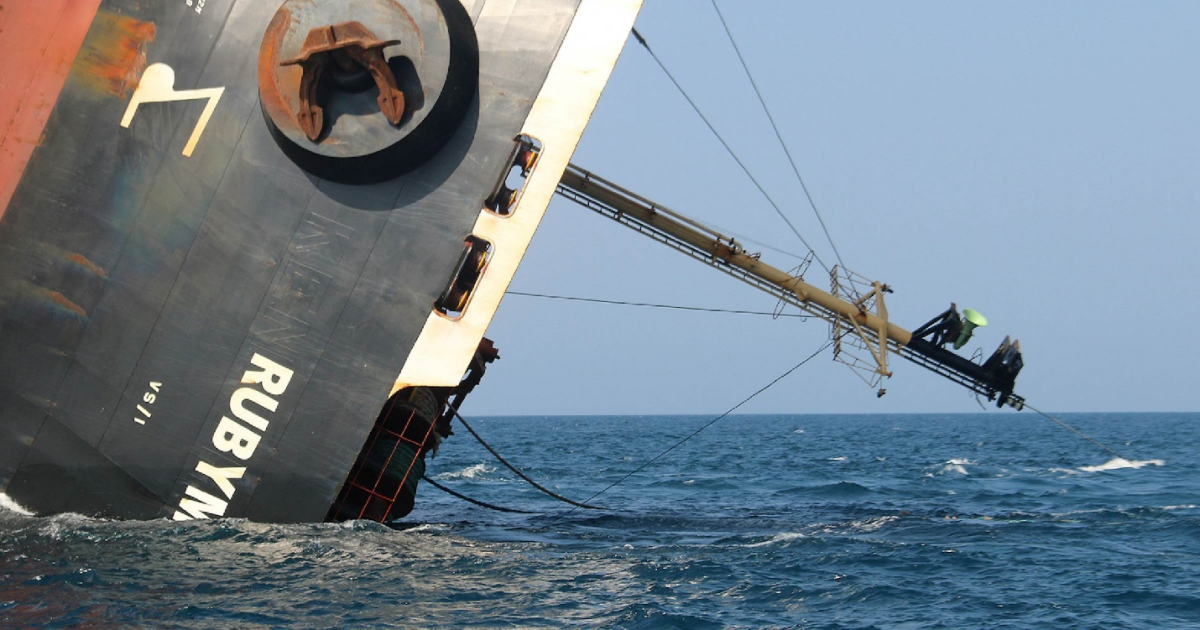 سفينة حربية ترافق سفينة حاويات في البحر الأحمر