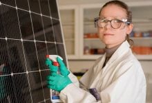 Photo of تنظيف الألواح الشمسية.. تجربة لمدة 20 ساعة تكشف نتائج صادمة