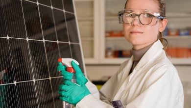 Photo of تنظيف الألواح الشمسية.. تجربة لمدة 20 ساعة تكشف نتائج صادمة