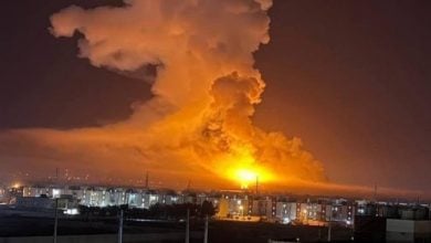 Photo of منشآت النفط الإيرانية تشهد أول ضربة جوية منذ بدء الحرب.. وطهران ترد