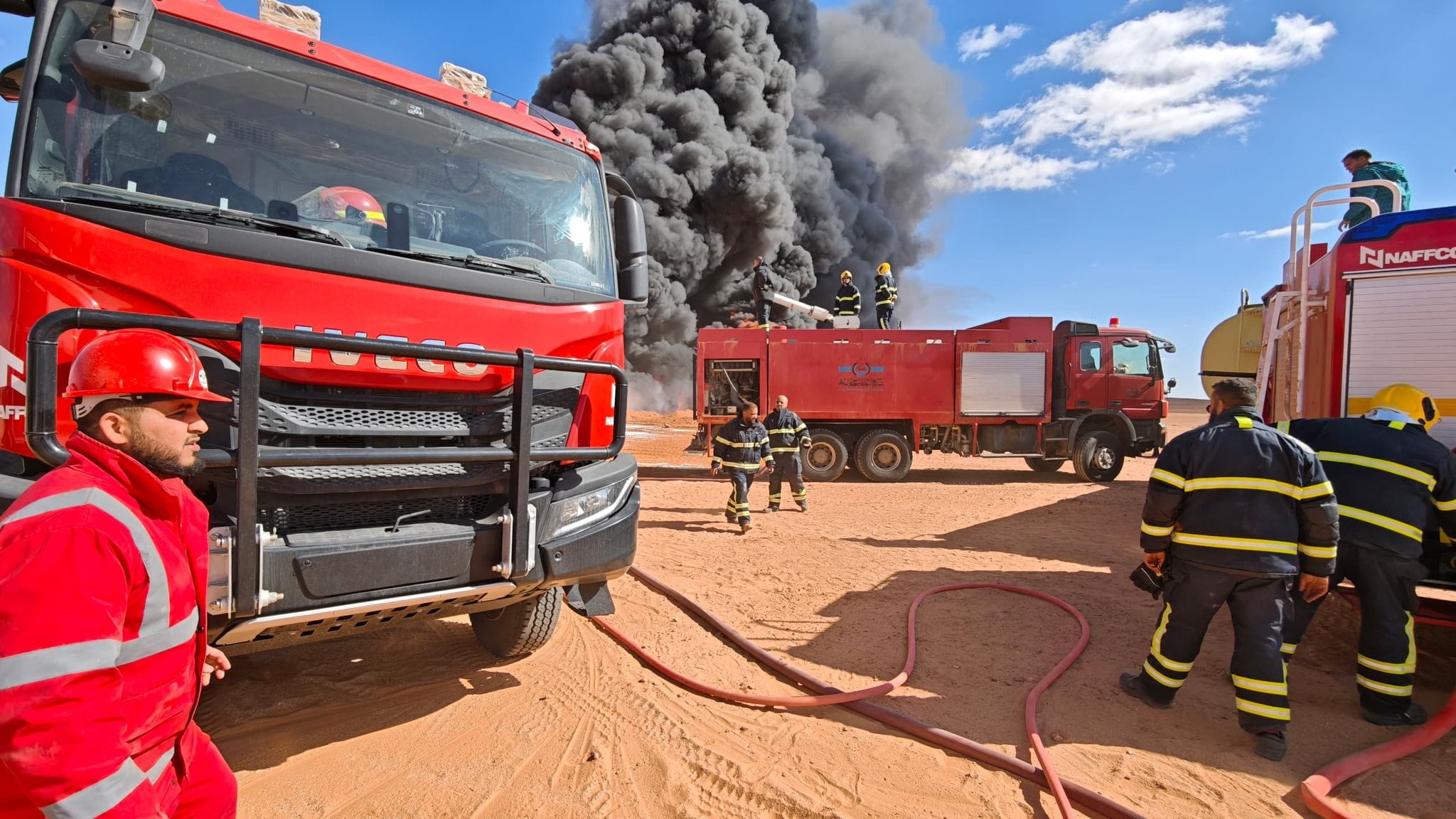 جانب من محاولات إخماد حريق حقل الشرارة- الصورة من شركة أكاكوس