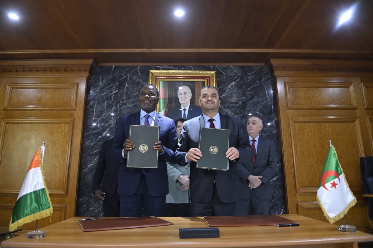 جانب من توقيع الاتفاقية بين البلدين