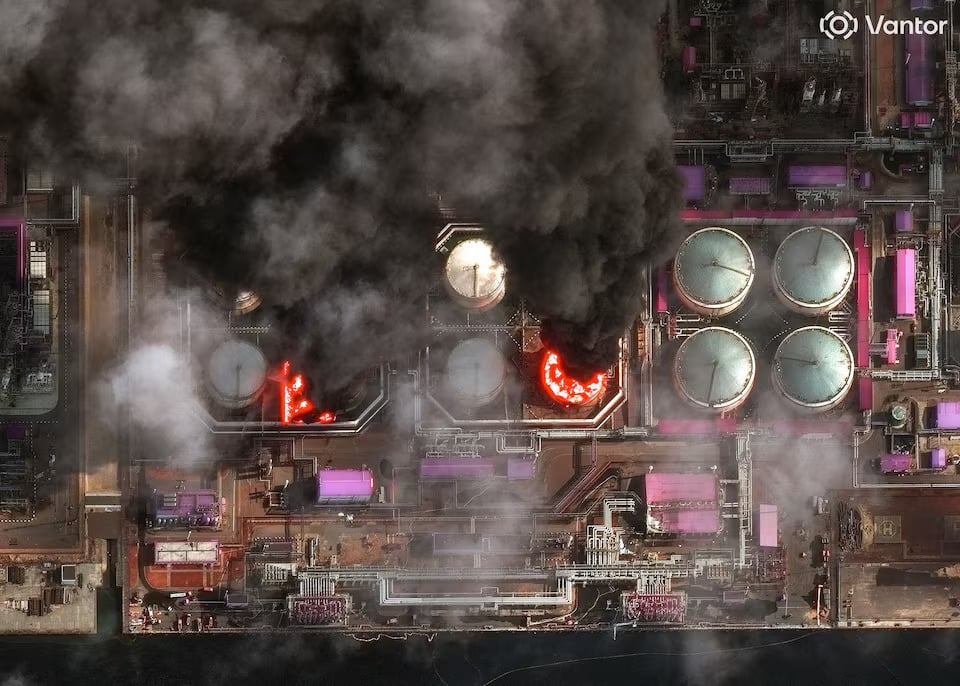 من استهداف ميناء لوست لوغا- الصورة من رويترز