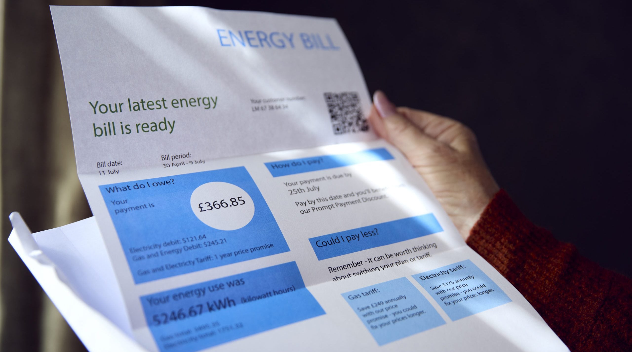 مواطن يطالع فاتورة كهرباء