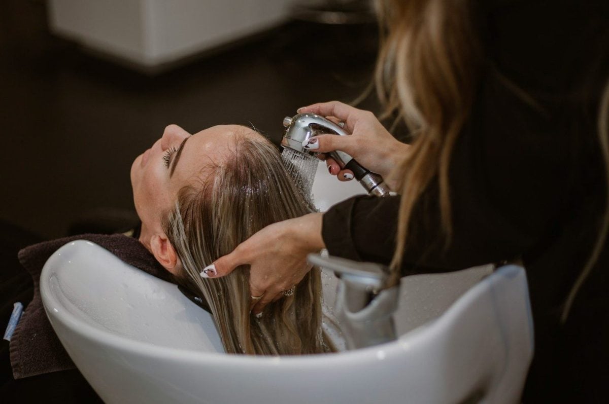 مصففة شعر تباشر عملها