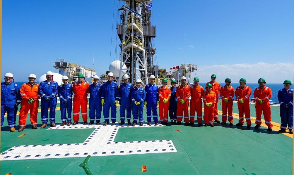 سفينة حفر عملاقة