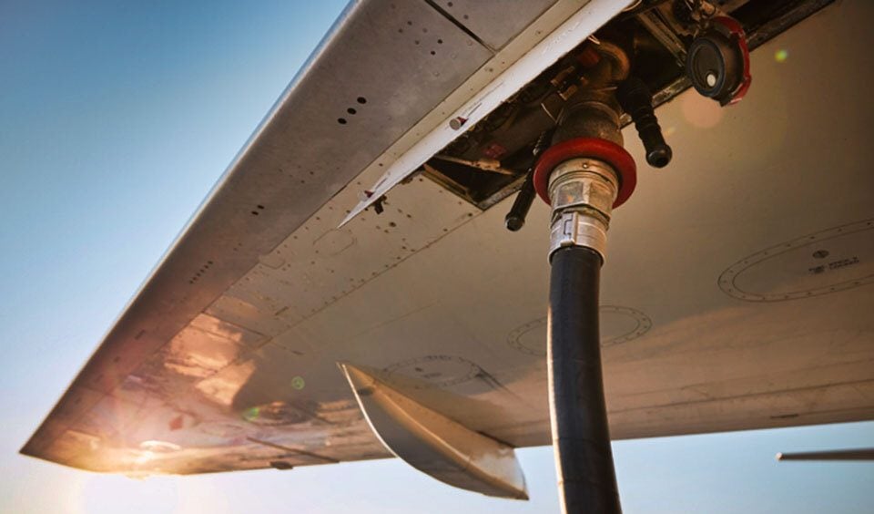 طائرة تتزود بالوقود