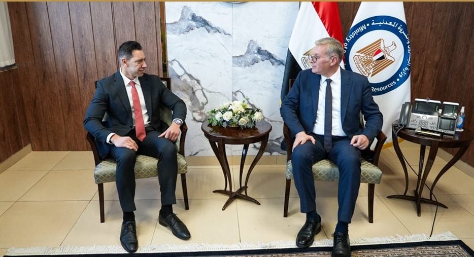 جانب من اجتماع وزير البترول والمدير التنفيذي للشركة البريطانية