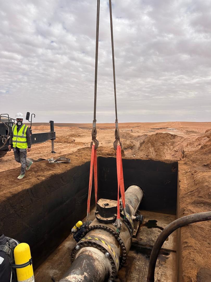من أعمال صيانة خط تصدير النفط - الصورة من المؤسسة الوطنية