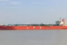 Photo of سفينة تحمل غاز النفط المسال إلى الهند تعبر مضيق هرمز