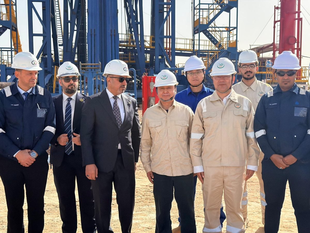 جانب من زيارة مدير شركة نفط الوسط إلى الحقل النفطي