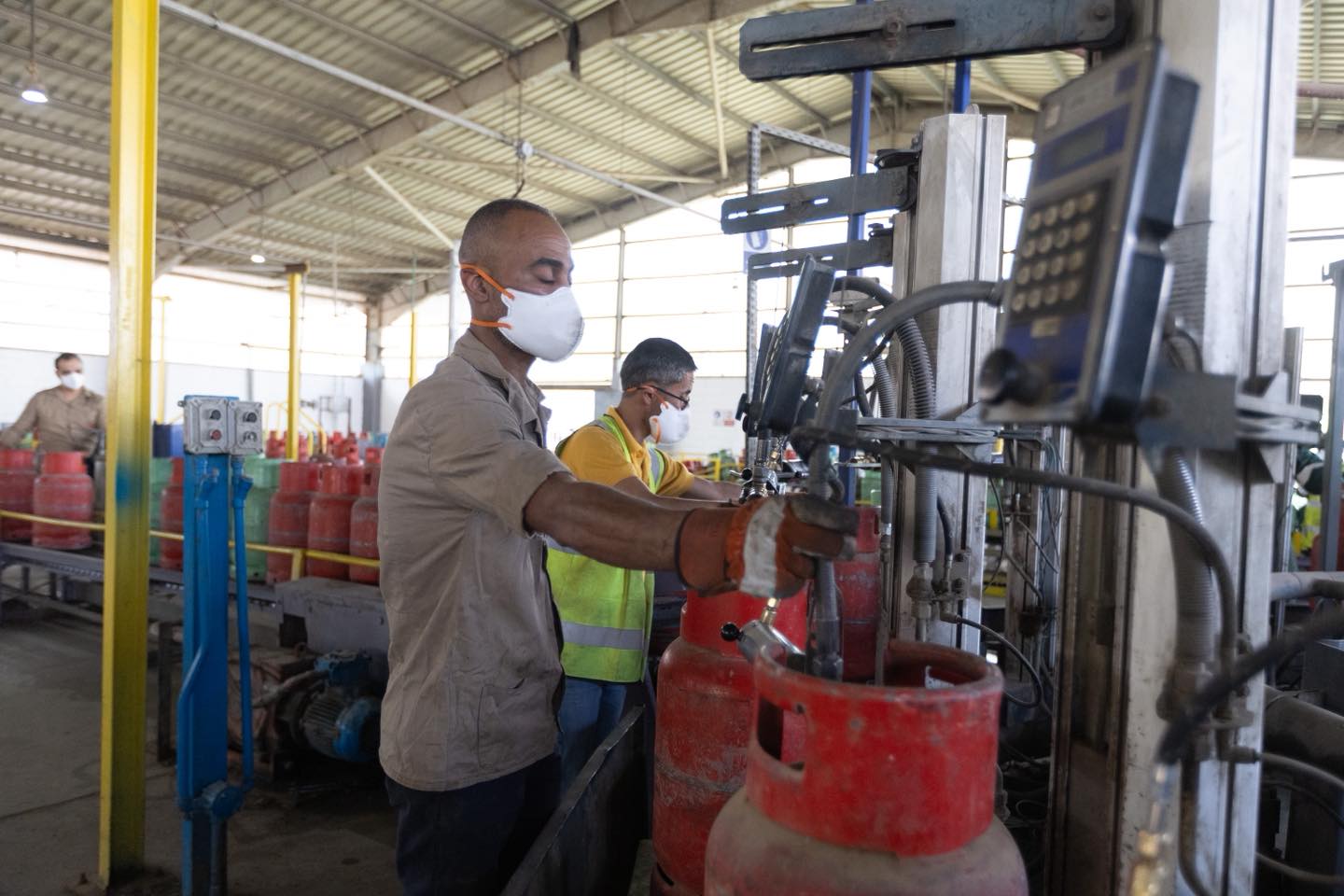 جانب من عمليات تعبئة اسطوانات غاز النفط المسال