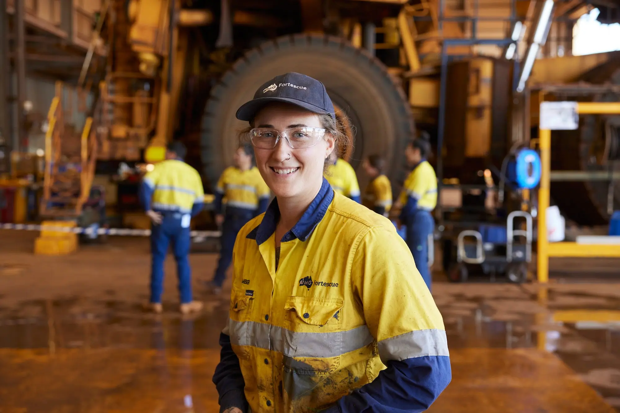 عاملة في أحد مصانع فورتسكيو