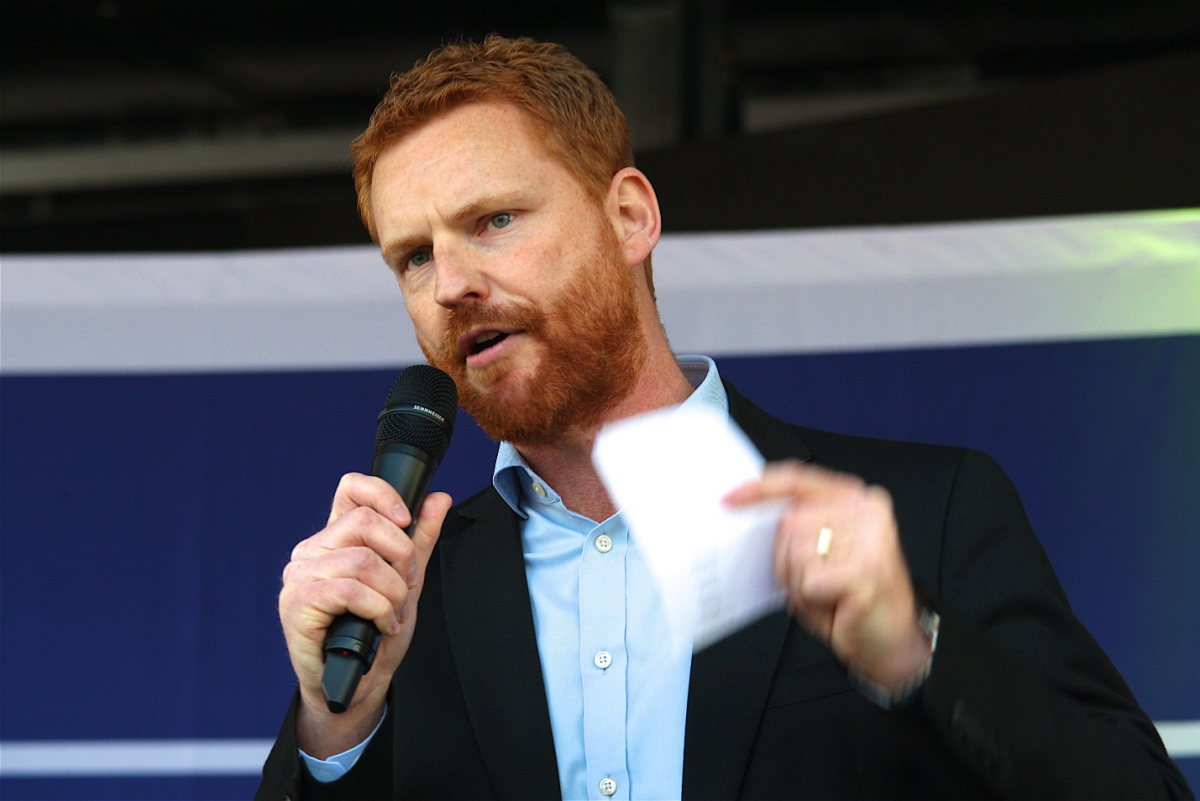 الناشط النقابي البريطاني بول إمبري