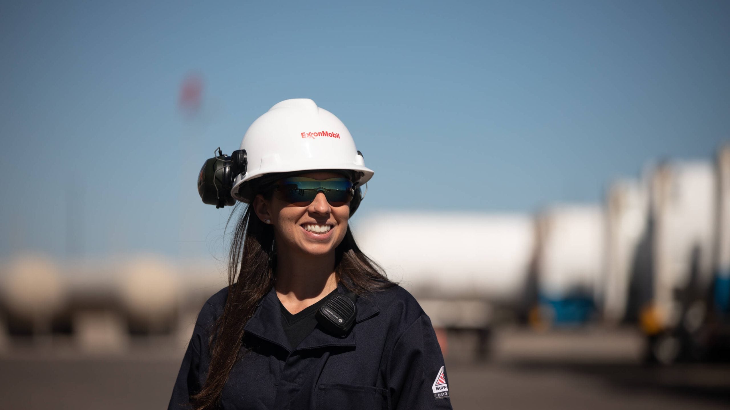 عاملة في منشأة هيليوم تابعة لشركة إكسون موبيل