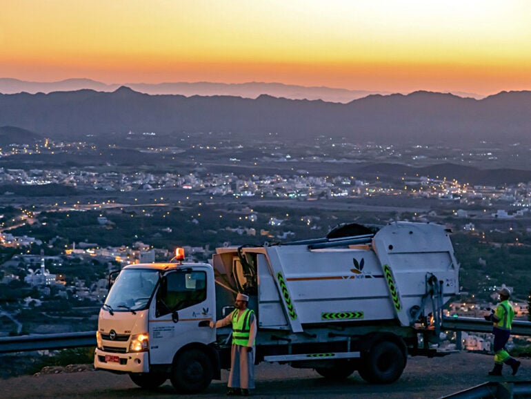 جمع النفايات خلال عطلة عيد الفطر الأخيرة في سلطنة عمان