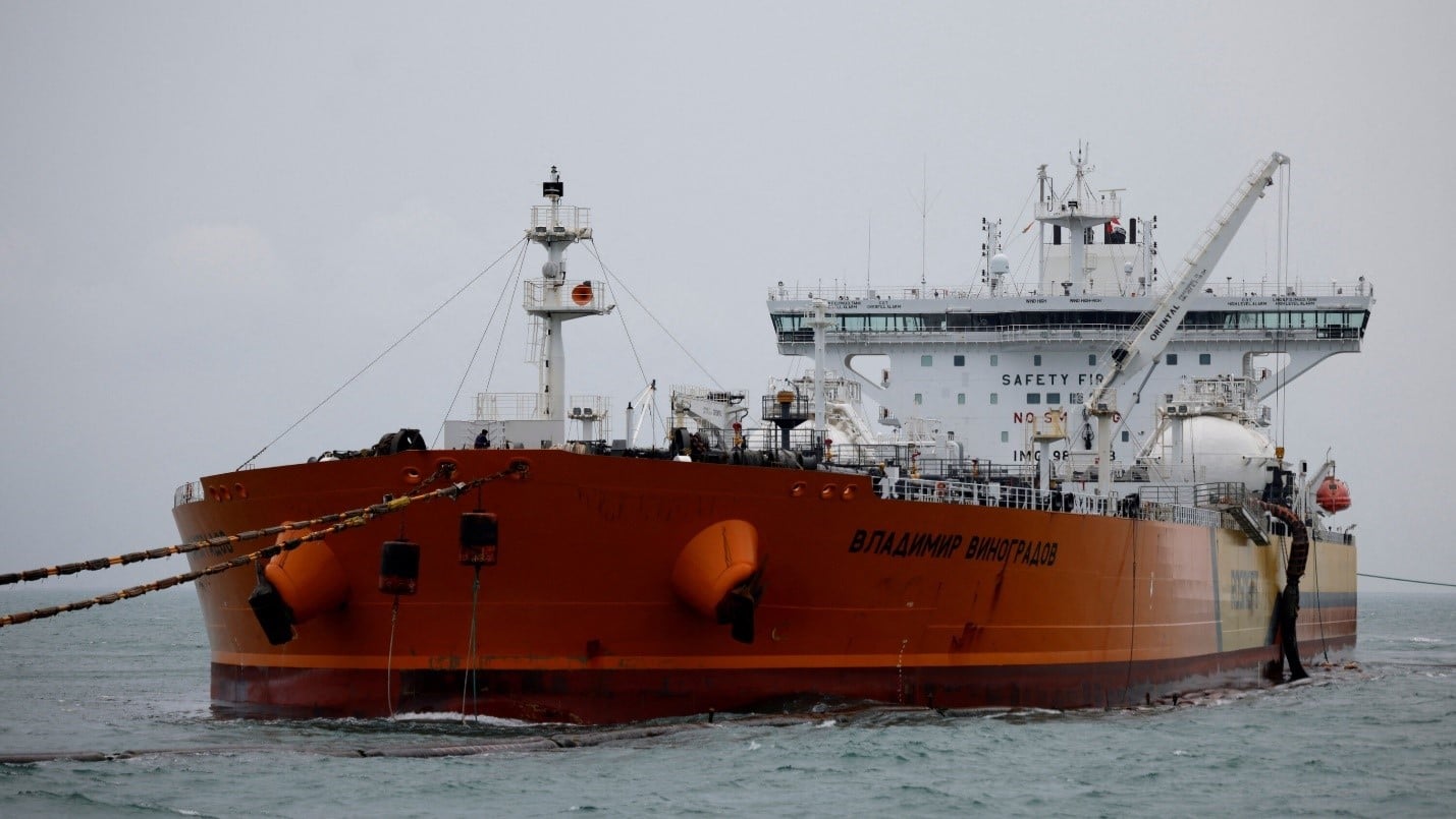 ناقلة نفط روسية في ميناء ديندايال بولاية غوجارات غرب الهند 