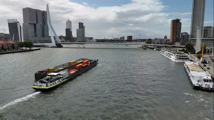 سفينة الحاويات العاملة بالهيدروجين إتش 2 بارج 2 تعبر جسر إيراسموس في روتردام