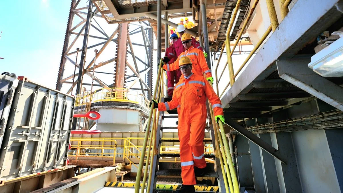 جانب من زيارة سابقة لوزير البترول المصري لأعمال الحفر في بئر دينيس