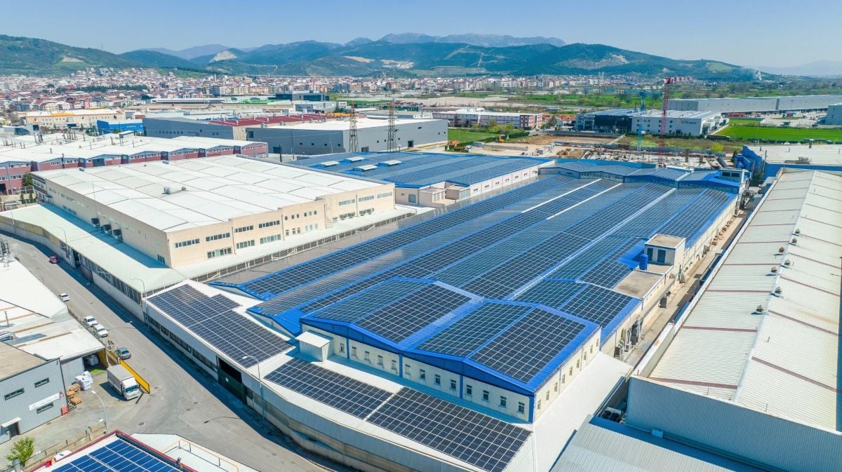 ألواح شمسية على الأسطح