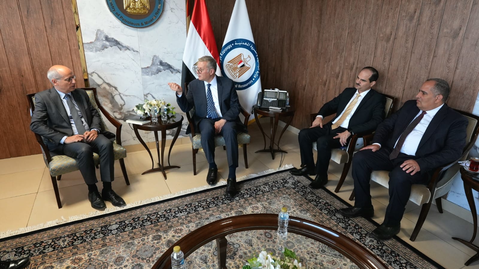 جانب من مباحثات وزير البترول مع شركة توتال