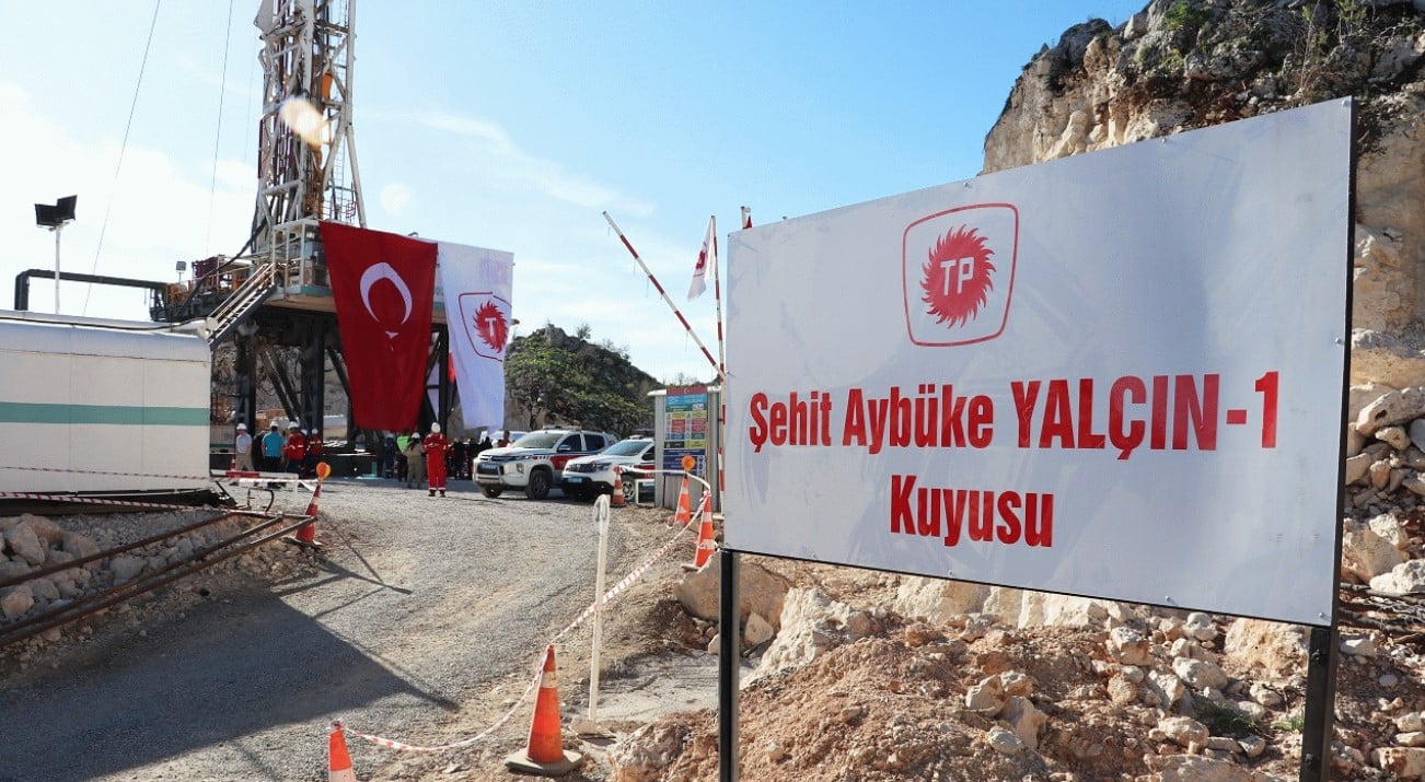 لافتة في بئر بحقل الشهيدة آيبوكة يالتشين المعروف باسم غابار 