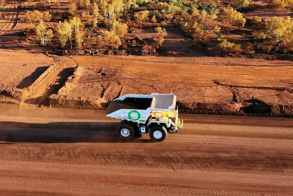 شاحنة نقل تعمل بالكهرباء في منطقة بيلبارا بأستراليا 