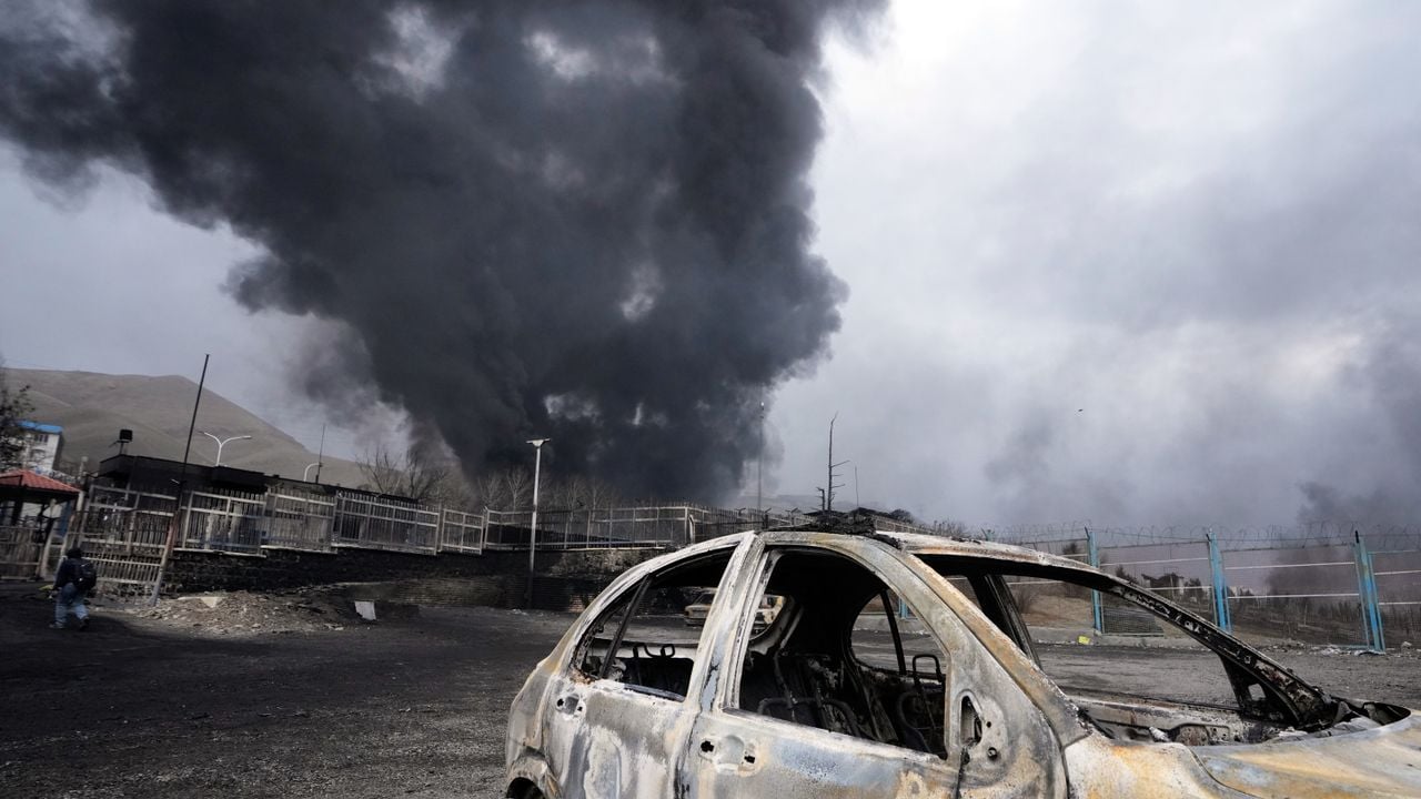 تصاعد دخان كثيف من منشأة تخزين نفط استهدفتها ضربة أميركية إسرائيلية في طهران 8 مارس/آذار 2026