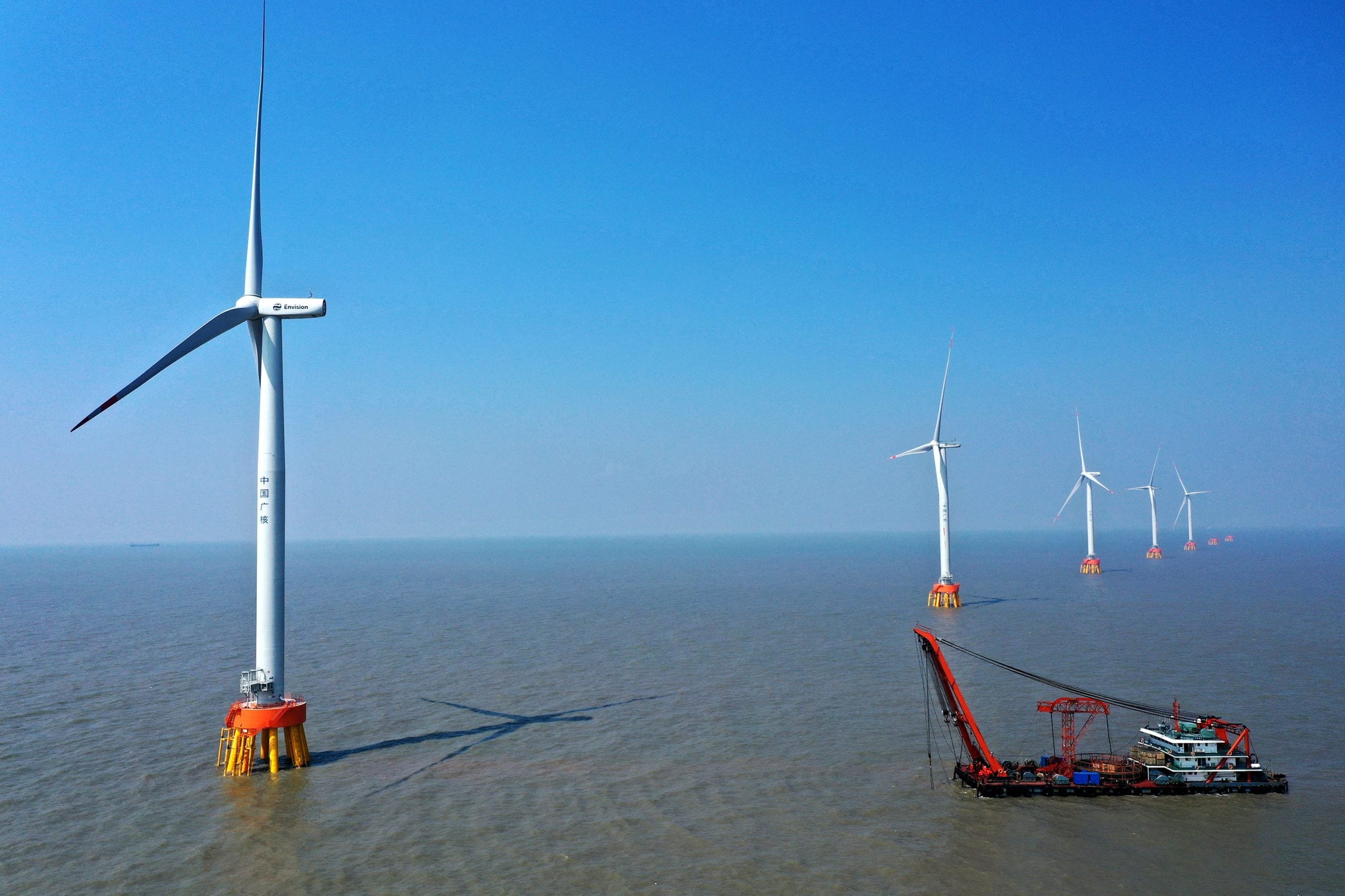تركيب توربينات رياح بحرية في مياه مدينة تشوشان بالصين