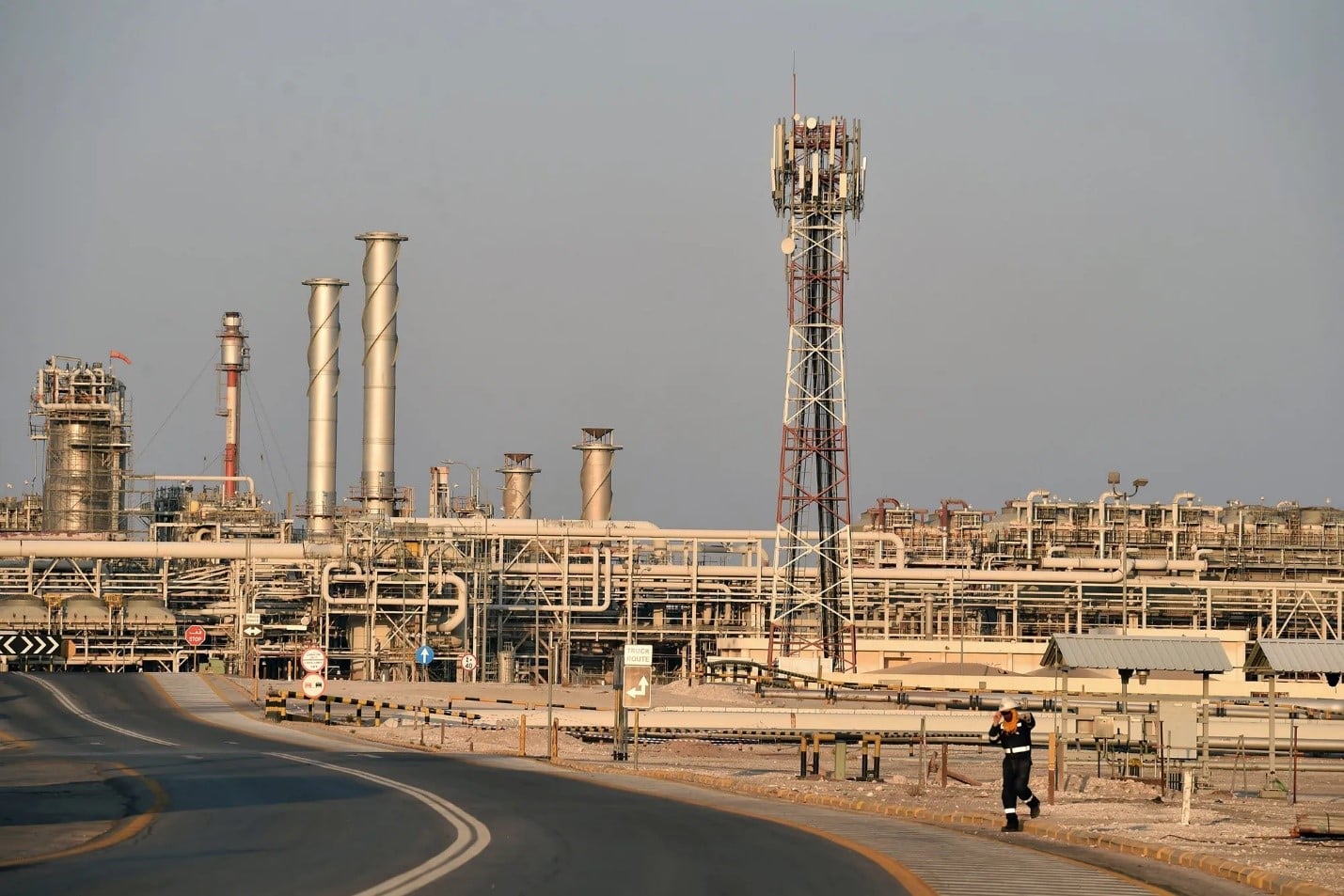 معامل بقيق لتكرير النفط التابع لشركة ارامكو السعودية