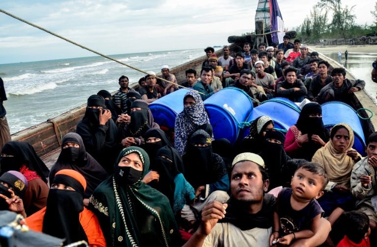 عدد من لاجئي الروهينجا على متن ناقلة