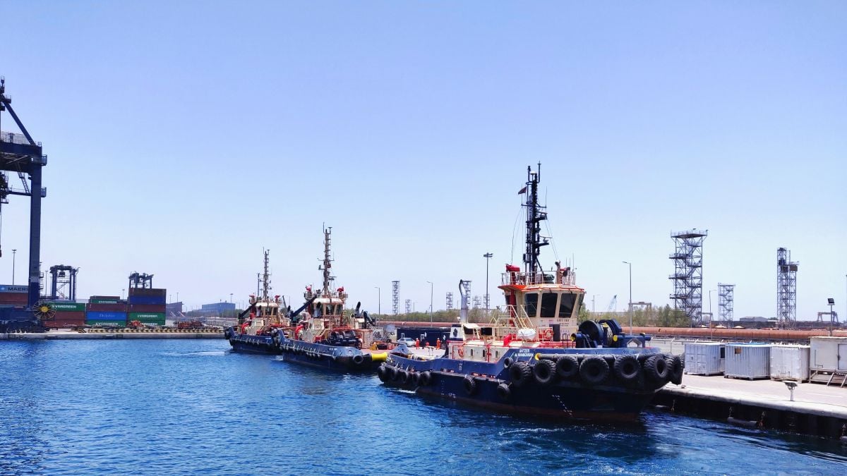 زوارق سحب وقطر في ميناء صحار بسلطنة عمان 