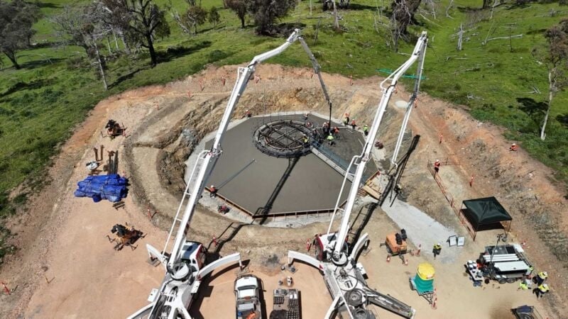 أعمال صب الخرسانة في المزرعة 