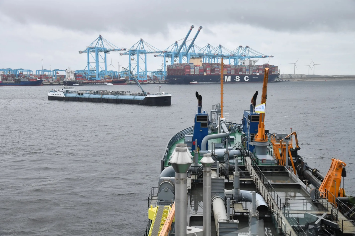 سفينة تعمل بالغاز المسال في ميناء روتردام